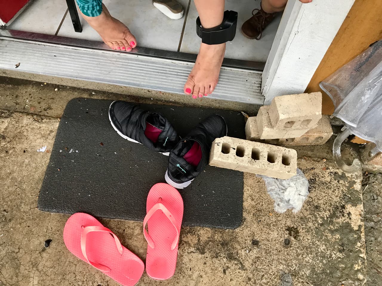 Vicky muestra su pie izquierdo con su grillete electrónico que dejó de funcionar por la falta de carga elétrica y por el contacto con el agua.