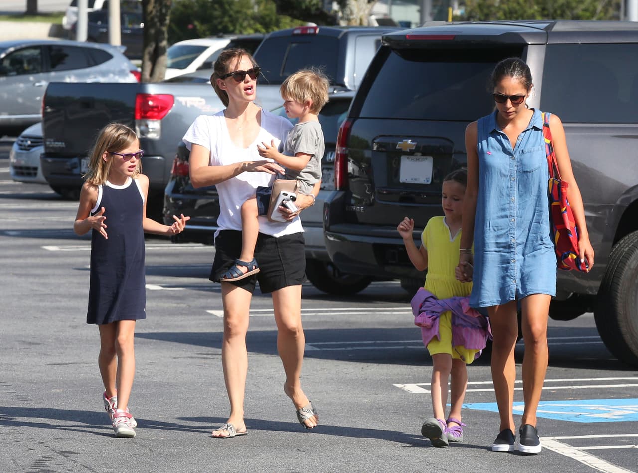 Jennifer Garner salió con sus tres hijos en Atlanta, Georgia.