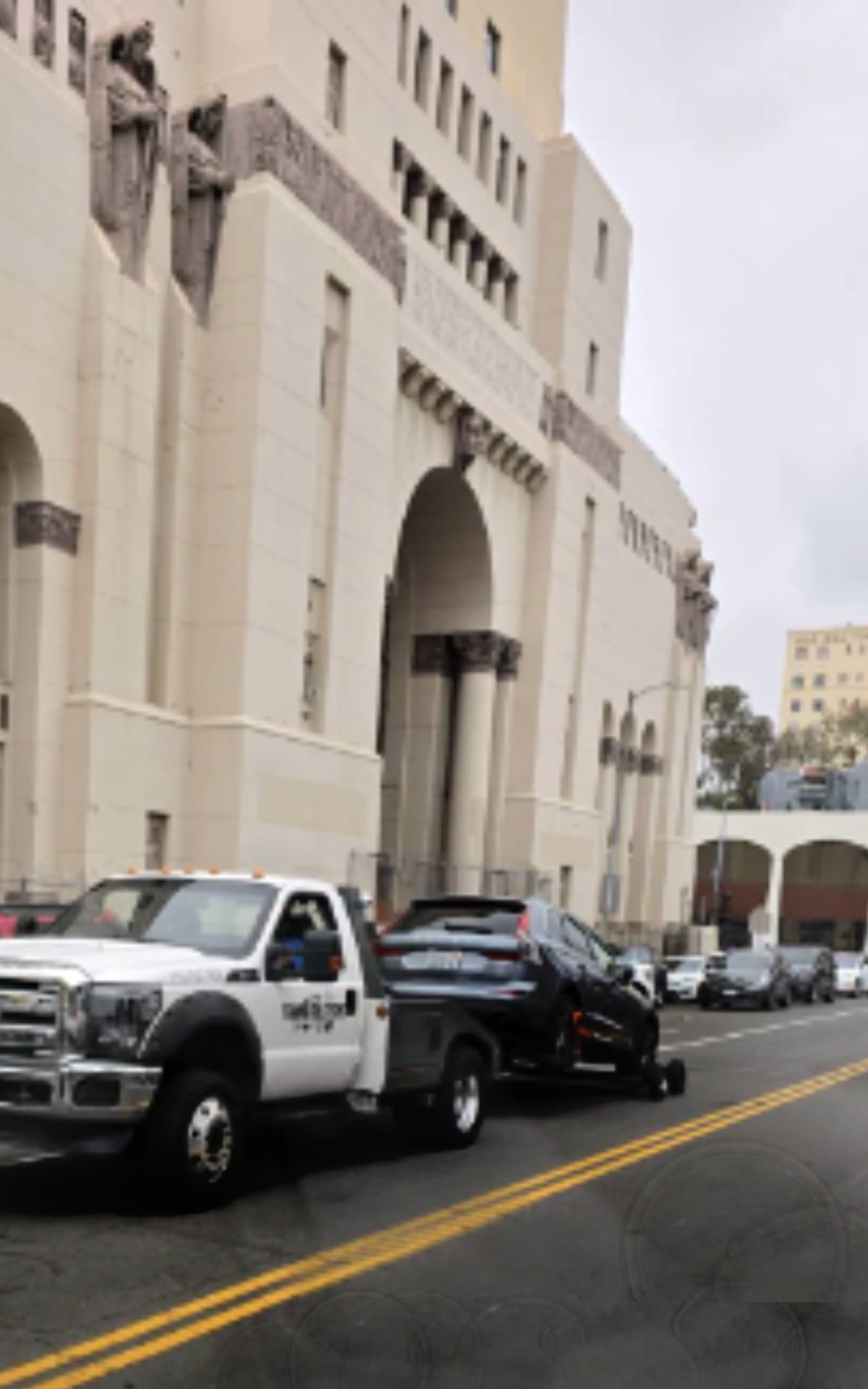 Conductores que se estacionaron en lugares prohibidos o 
<b>haciendo 'doble fila'</b> para ir a votar, al salir recibieron la mala noticia de que sus autos fueron remolcados en 
<b>San Bernardino</b>.