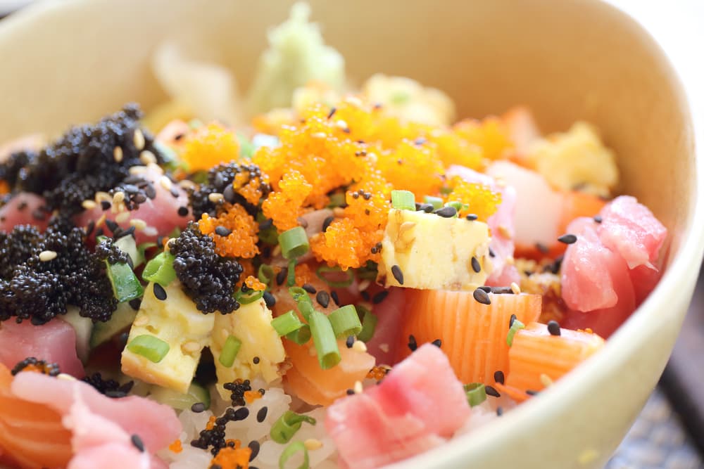 Atún negro. La costra de chile ancho y la salsa de soya se juntarán perfecto al momento del sellado del atún. Recuerda que un buen vino le hará la compañía perfecta.