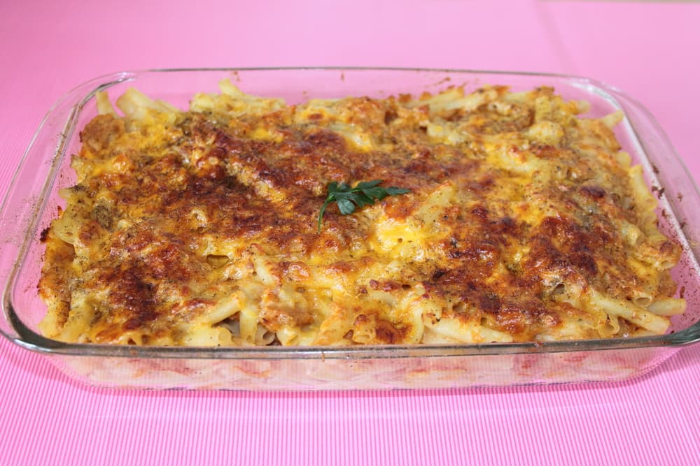 Lasaña de atún. Las capas de la pasta tipo lasaña esconderán una gran sorpresa con sabor a mar. Asegúrate de combinar y armar bien las capas del platillo, para que al momento de servirlo, tus invitados puedan darse cuenta de los ingredientes coloridos y deliciosos que degustarán.