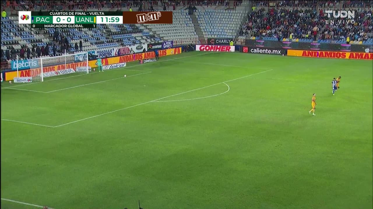 ¡TIRO ATAJADO! disparo por Sebastián Córdova.