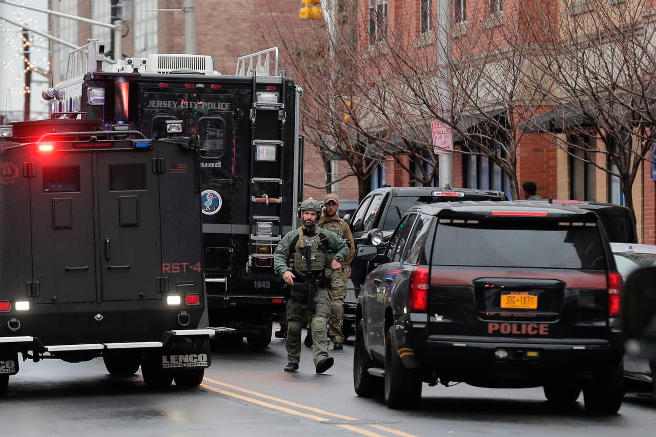 Unidades de SWAT también respondieron al ataque