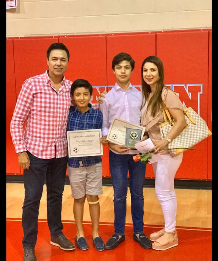 "Felices 16 mi 'Tavito'. 
<b>Agradezco a Dios por tu vida</b> y le pido que te bendiga, guíe y proteja siempre al igual que María Santísima. Te amo mucho más de lo que podría explicarte con palabras. Mis oraciones y mi amor contigo siempre mi muchachito", escribió su mamá. 
<br>