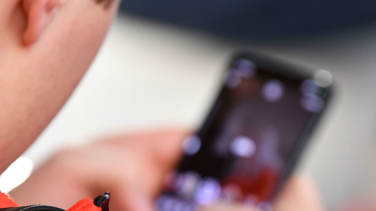 Adicción al celular y al internet, ¿cuáles son las señales de alerta y qué hacer ante ellas?