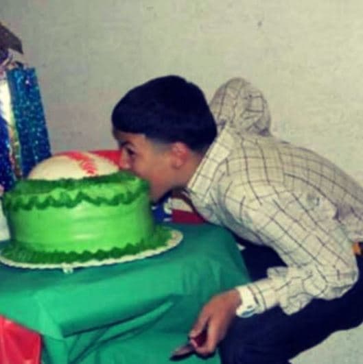 A los seis años se animó a cantar en la iglesia. Ese día descubrió que tenía buena retentiva para aprenderse las canciones muy rápido.