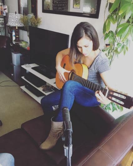 Desde que su madre la llevó a los tres años a sus primeras clases de ballet supo que lo suyo era bailar. También aprendió a tocar guitarra y ésta sigue siendo uno de sus pasatiempos favoritos.