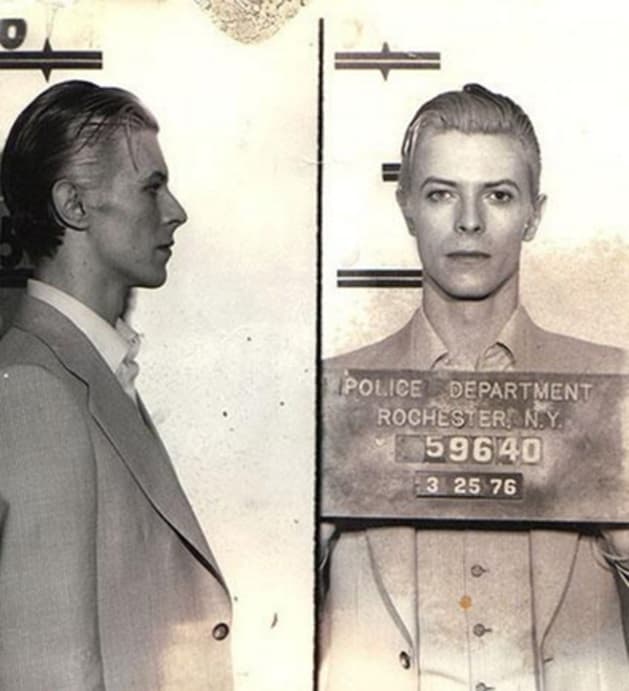 La vida alocada de Bowie lo llevó a prisión en marzo de 1976, cuando fue detenido por la policía tras ofrecer un concierto en la ciudad de Nueva York.