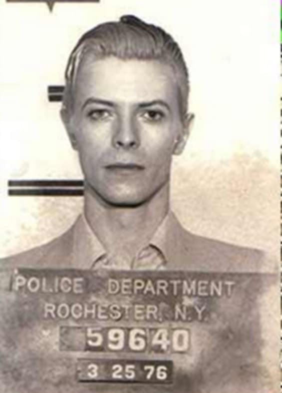 Al intérprete de 'China Girl' se le acusó de posesión de marihuana y fue fichado.