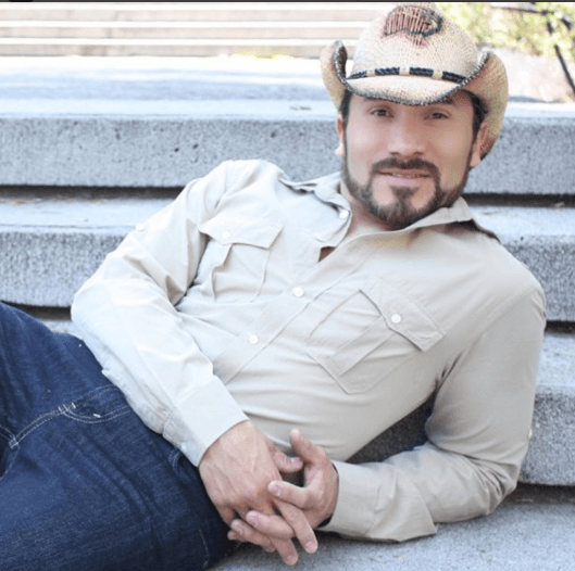 Luis Manuel sólo necesita jeans, camisa, botas y sombrero para lucir con orgullo al estilo grupero.
<br>