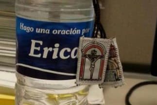 Agua bendita personalizada. (Imagen tomada de Twitter).