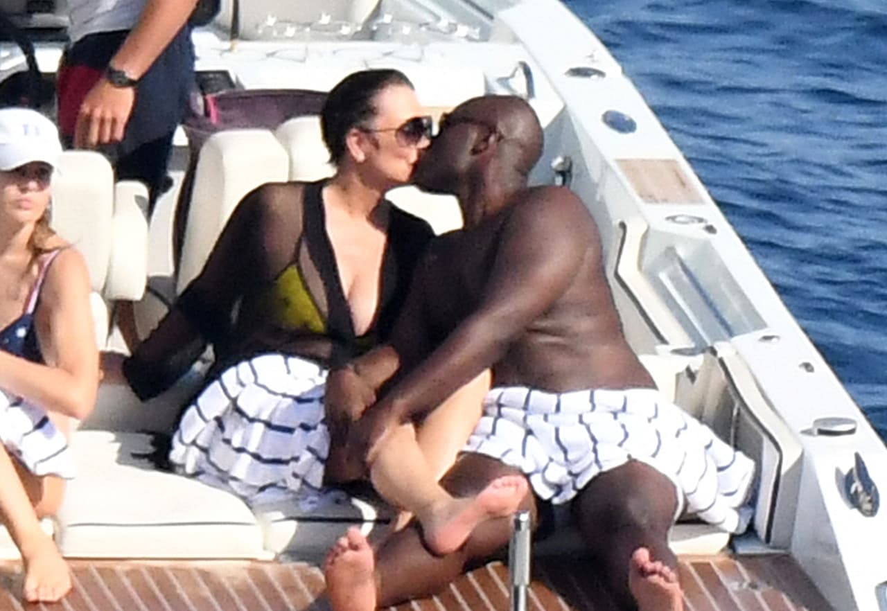 Entre caricias y besos, dejaron en evidencia su cariño en las aguas del mar Tirreno que baña las costas de la ciudad de Positano, donde estuvieron de vacaciones luego de una visita a Francia.