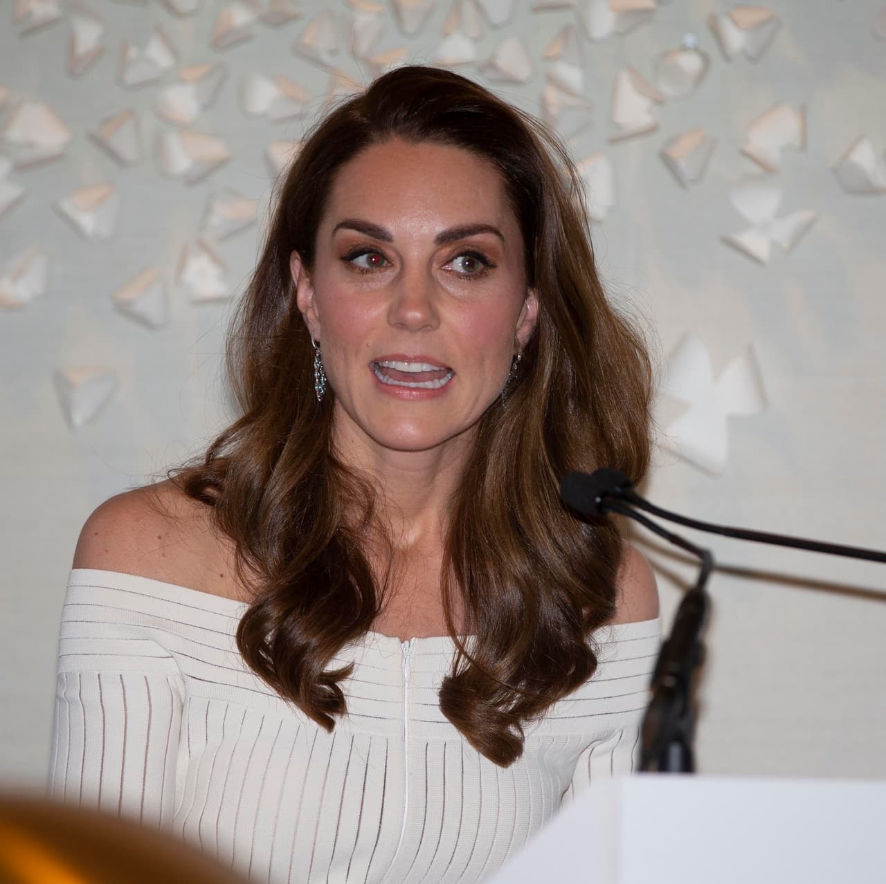 Ya desde entonces, diversos medios como
<b> <a href="https://www.vogue.com.au/beauty/news/kensington-palace-makes-a-rare-statement-regarding-kate-middletons-beauty-routine/news-story/902d70deb529c22c86caef8a040848ae" target="_blank">Vogue</a> </b>y 
<b><a href="https://elpais.com/elpais/2019/07/25/gente/1564044827_705517.html" target="_blank">El País</a> </b>hicieron notar lo inusual que es que el palacio de Kensington ofrezca este tipo de declaraciones.
<br>