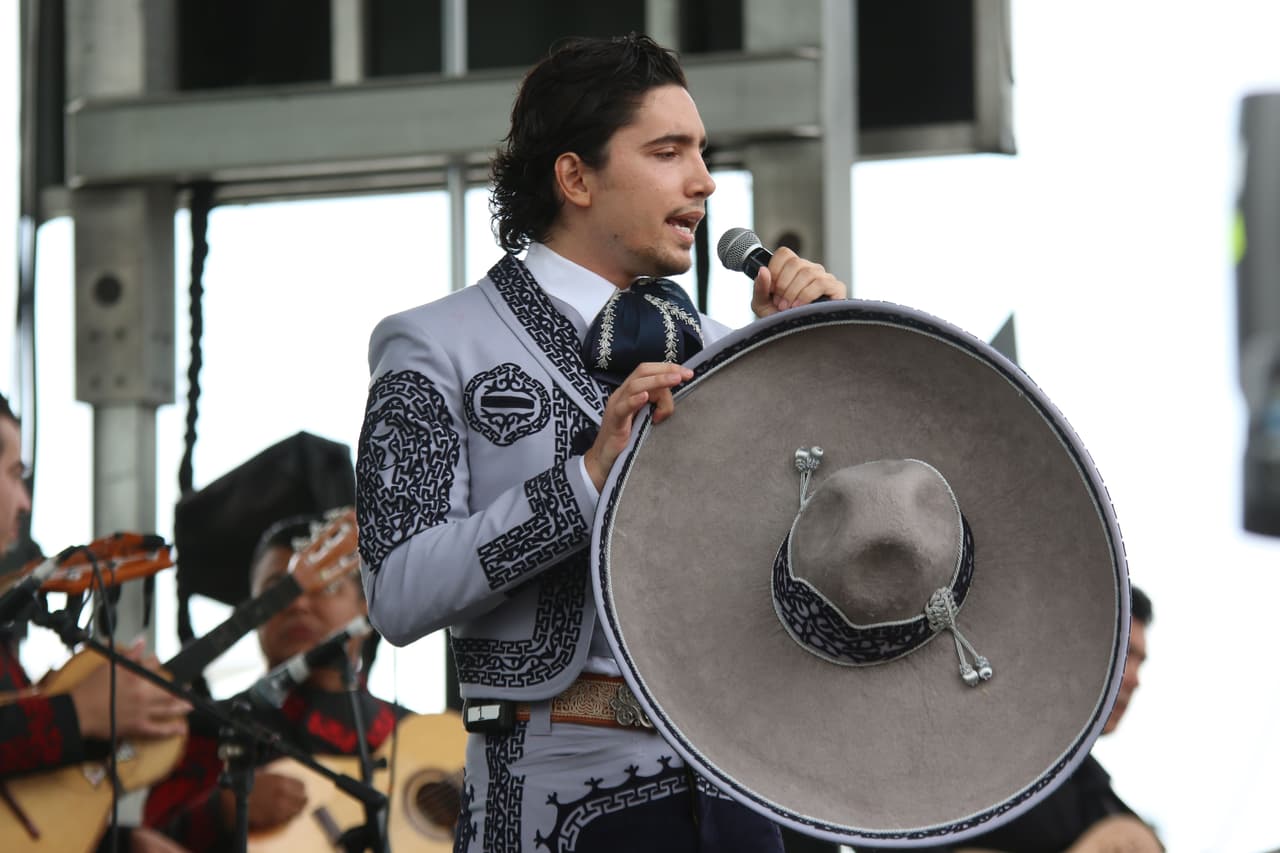 “Los Ángeles me hizo sentir como en casa!", publicó en su cuenta de Instagram. Alex compartió escenario con Los Cadetes de Linares de Lupe Tijerina, Sebastián Yatra y Pancho Barraza.