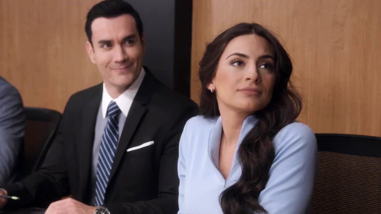 A la par de un gran avance en su vida personal, fuimos testigos de un importante paso en su carrera como abogada, pues Alonso le propuso a Alejandra ser la nueva socia de su despacho, lo que provocó jubilo entre sus compañeros de ‘Vega y Asociados’.