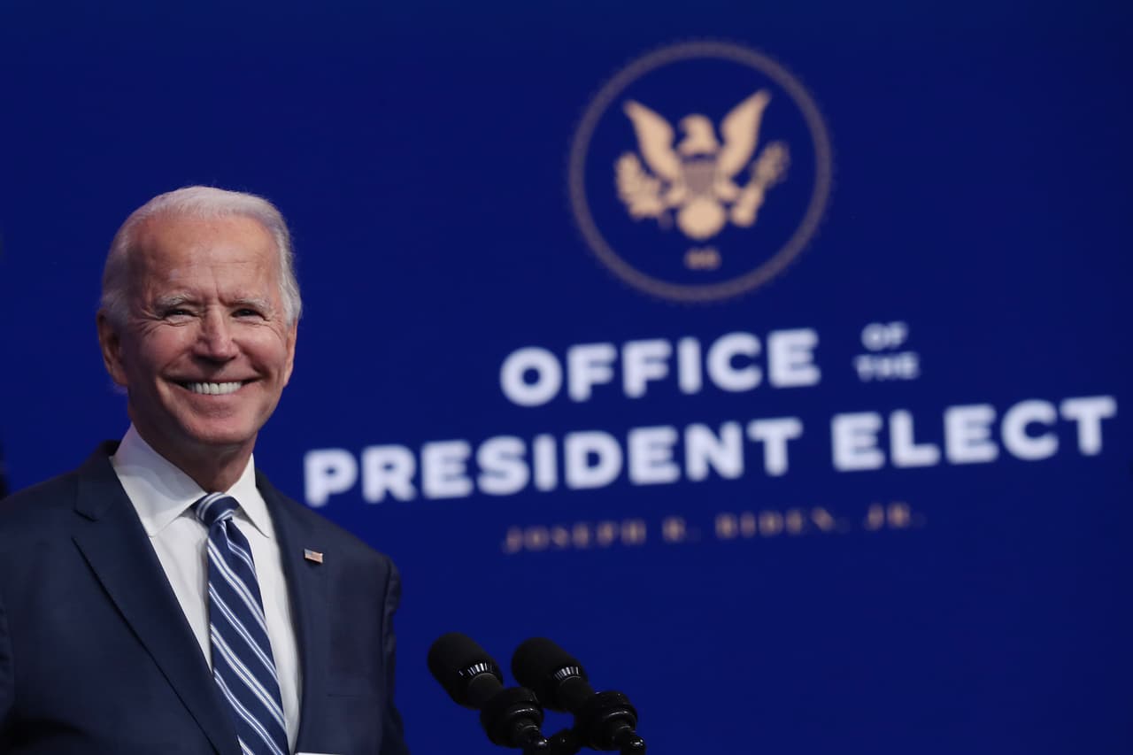 <b>Joe Biden (ascendencia irlandesa). </b>El presidente electo, quien tomará el cargo el 20 de enero de 2021, será el segundo mandatario católito de Estados Unidos. Nació en Scranton, Pennsylvania, y su ascendencia se remonta a dos familias irlandesas que se establecieron en en el país a mediados del siglo XIX:
<a href="https://www.famechain.com/family-tree/73626/joe-biden"><u>los Blewitt y los Finnegan</u></a>.