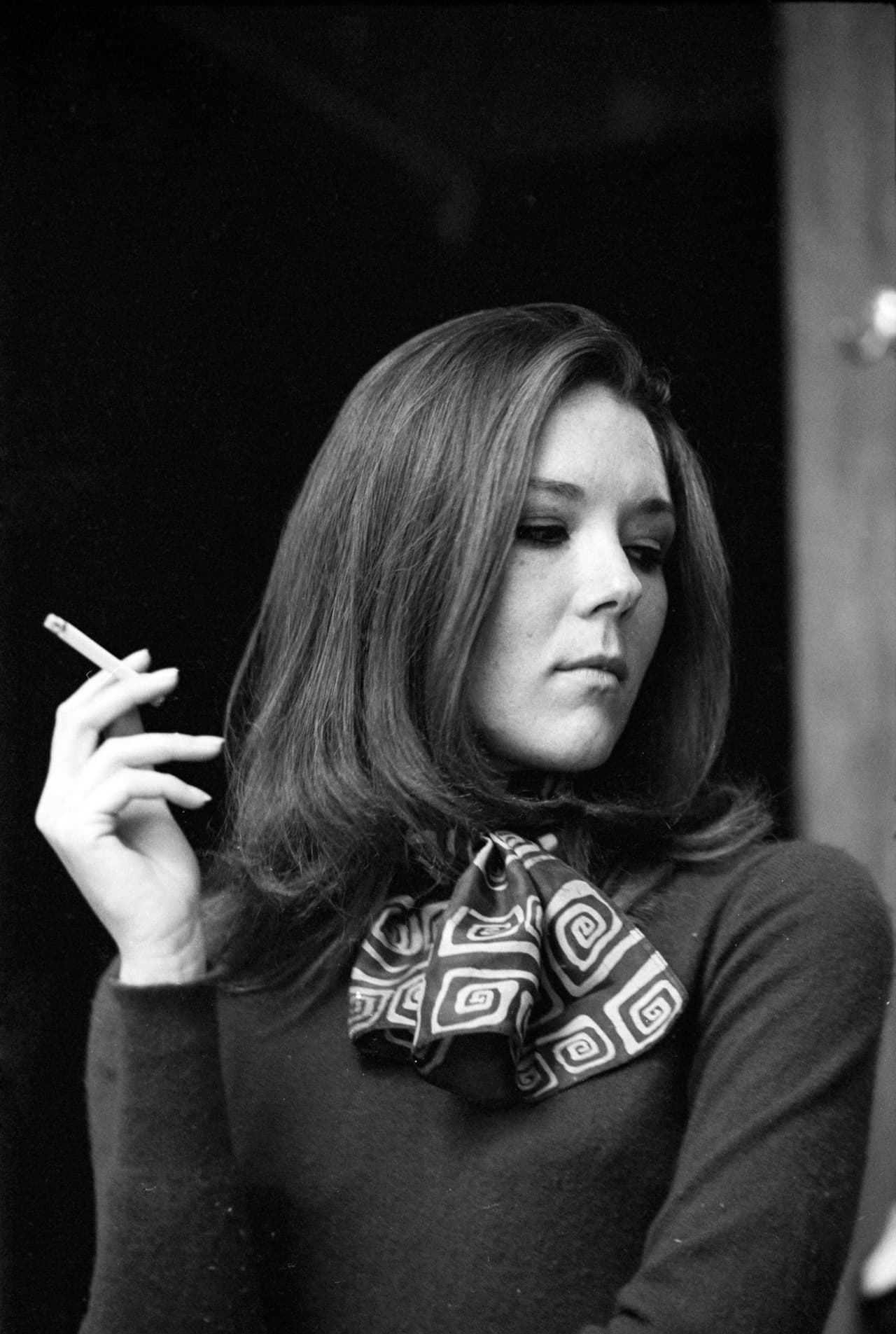 También incursionó en el mundo editorial. Escribió dos libros; en 1983 publicó 'No turn unstoned', en el que documentó las peores reseñas que habían recibido sus colegas. Y en 1994 presentó 'So to the land', una colección de poesía lírica inglesa.