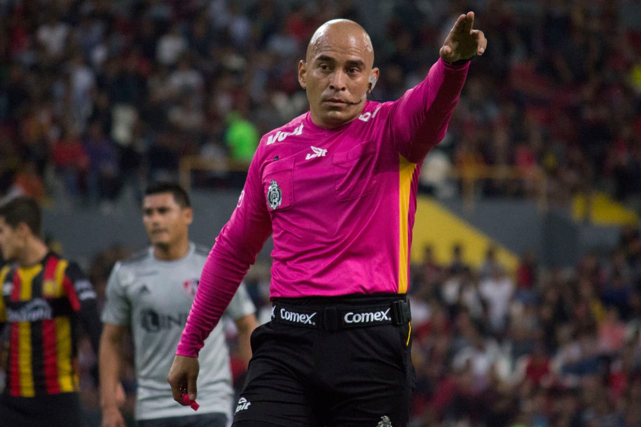 Y más adelante, a los 78 minutos, otro jugador de la U de G era expulsado, tarjeta roja directa.