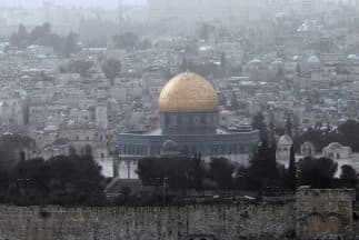 Jerusalén, desde luego, es la capital oficial de Israel. Pero la decisión de muchos países de tener sus embajadas en Tel Aviv es reflejo de un intenso y delicado debate.