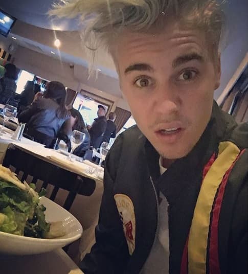 OMG! Nos da cada sorpresa que nos deja con la bopca abierta, esta vez nos tiene muy intrigados su visita al bar gay de West Hollywood.