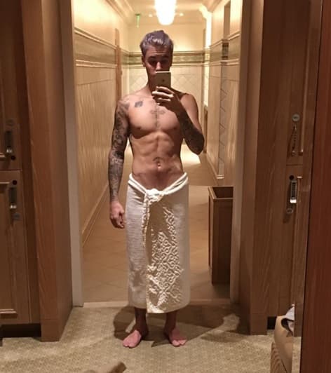 El cantante declaró que, en la gira de promoción de su cuarto álbum de estudio, que empezó el 9 de marzo de 2016 en Seattle, y finalizó el 2 de julio de 2017 en Londres, se deprimió mucho debido a sus problemas de estrés. En total realizó más de 150 conciertos en 40 países en 16 meses.