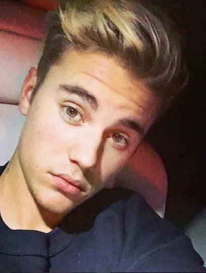 Aquella actitud "arrogante" alcanzó su clímax en 2013 y 2014. En aquellos años, el ídolo adolescente ocupó las portadas de los diarios de farándula por varias razones, una de ellas fue haber ignorado a sus fans, también por haber decidido orinar en la cubeta de limpieza de un restaurante, por la detención que protagonizó en Miami tras conducir ebrio y bajo la influencia de la marihuana; además, fue acusado de lanzar huevos a varias casas de su vecindario.