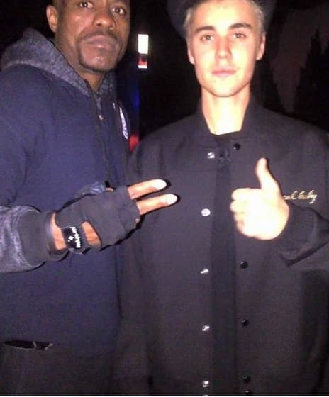 El guardia del bar dio la primicia en redes sociales y hasta se tomó una foto con el ídolo pop.