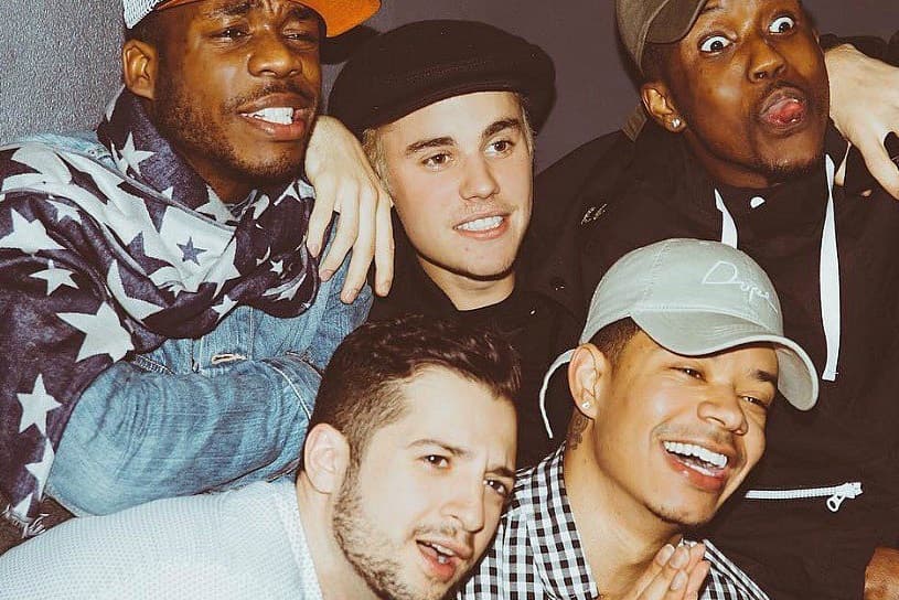 Esta otra imagen salió a la luz, parece que los chicos no pudieron dejarlo ir sin tomarse una foto con él.