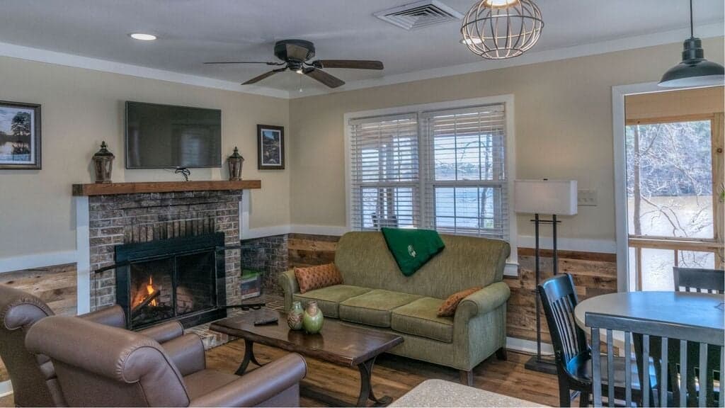 Cabañas y sitios para acampar también se pueden reservar para pasar la noche.