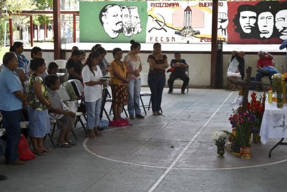 A pesar del dolor, los padres y alumnos se han organizado para exigir al gobierno que encuentre con vida a los jóvenes.