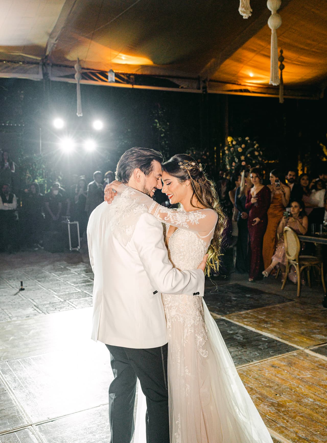 Uno de los momentos más románticos de la noche fue cuando Oka y Nacho bailaron la canción ‘Hasta ese día’, que Lasso interpretó en vivo. 
<br>
