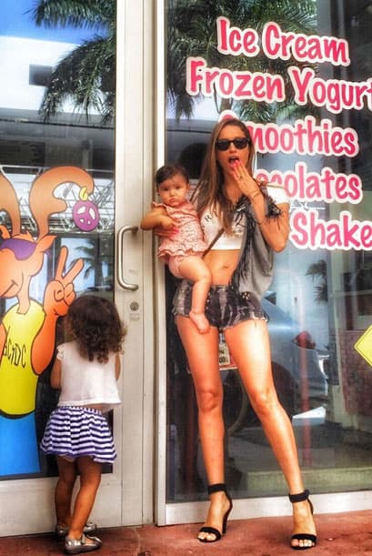 Esta belleza no necesita enseñar de más para llamar la atención de todos.