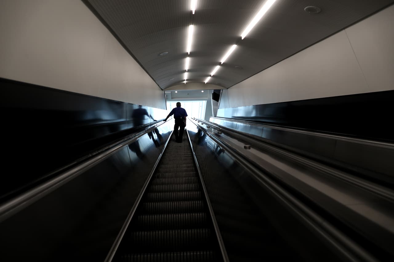 Un pasajero toma la escalera mecánica hasta la terminal B en el Aeropuerto Internacional Hartsfield-Jackson de Atlanta el 20 de abril de 2020.