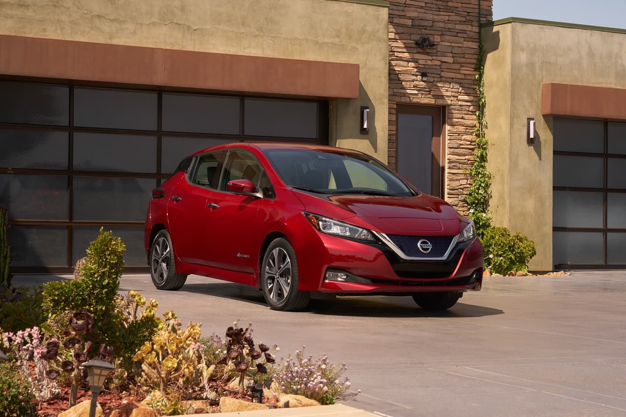 El Nissan Leaf está diseñado sobre la misma plataforma EV que sostenía a su primera generación. Esto en ningún caso quiere decir que el nuevo Leaf sea un vehículo anticuado ya que en el caso de un auto eléctrico como el Leaf, del que nadie va a esperar las dinámicas de manejo de un GT-R, lo importante es
<b>el incremento de</b>
<b>la autonomía, la seguridad y el avance en materia de asistencia al conductor</b>. Campos en el que el nuevo Leaf supera a su predecesor cómodamente.