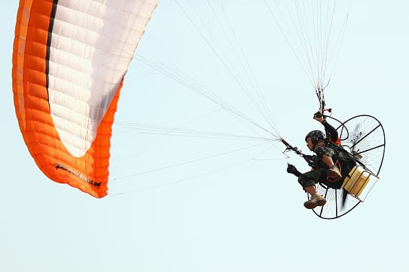 Hombre muere al chocar con cable eléctrico cuando volaba en un paracaídas motorizado