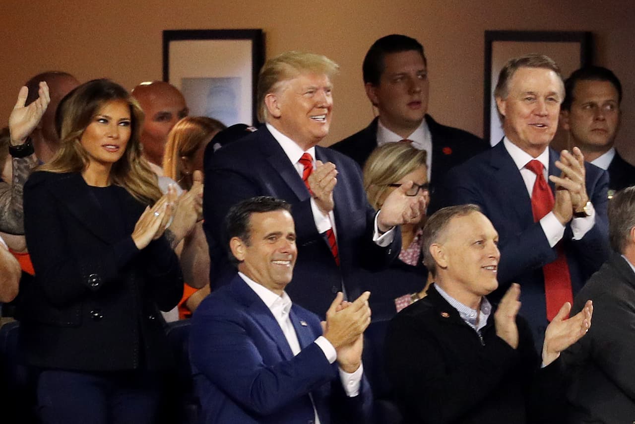 Trump sonrió ante lo sucedido y disfrutó del partido en uno de los palcos del estadio.