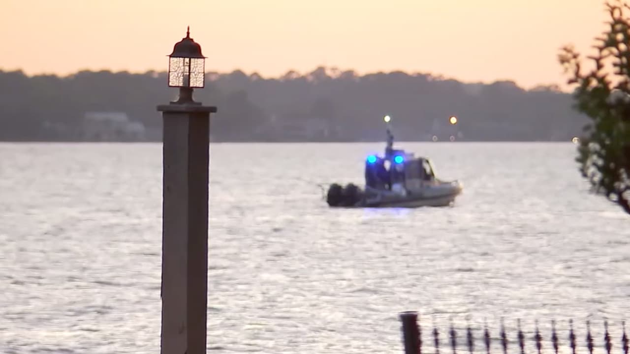 Una mujer y su novio fueron vistos por última vez antes de sumergirse en el agua el viernes por la tarde.