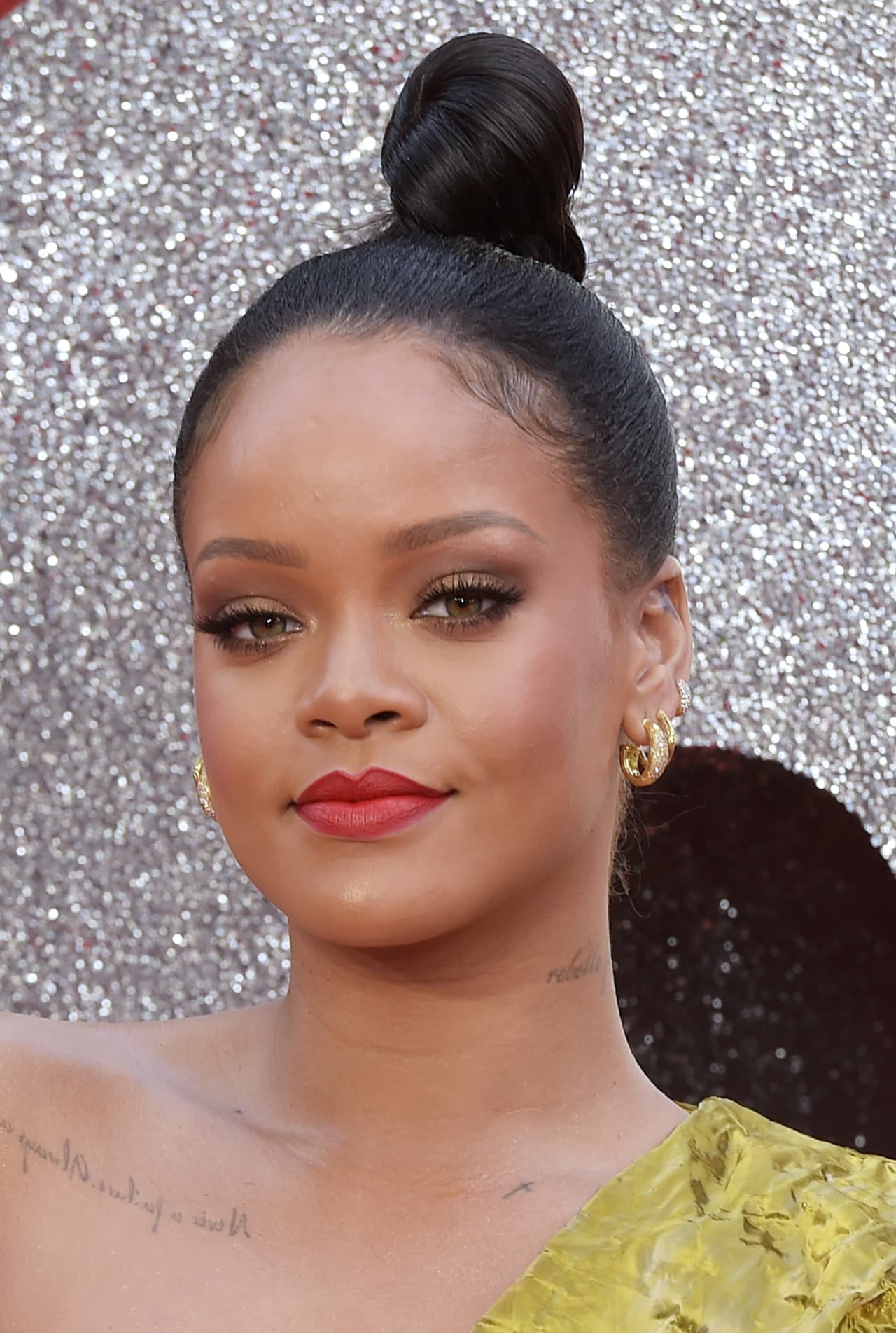 "Rihanna está atacando el show del medio tiempo del Super Bowl. No creo que se esté dirigiendo directamente a Jennifer, Shakira o Jay–Z, porque ya saben, ahora él está implicado con la NFL, pero ella está en la portada de Vogue luciendo hermosa y confirmó que rechazó el medio tiempo del Super Bowl el año pasado porque apoya a Colin Kaepernick".