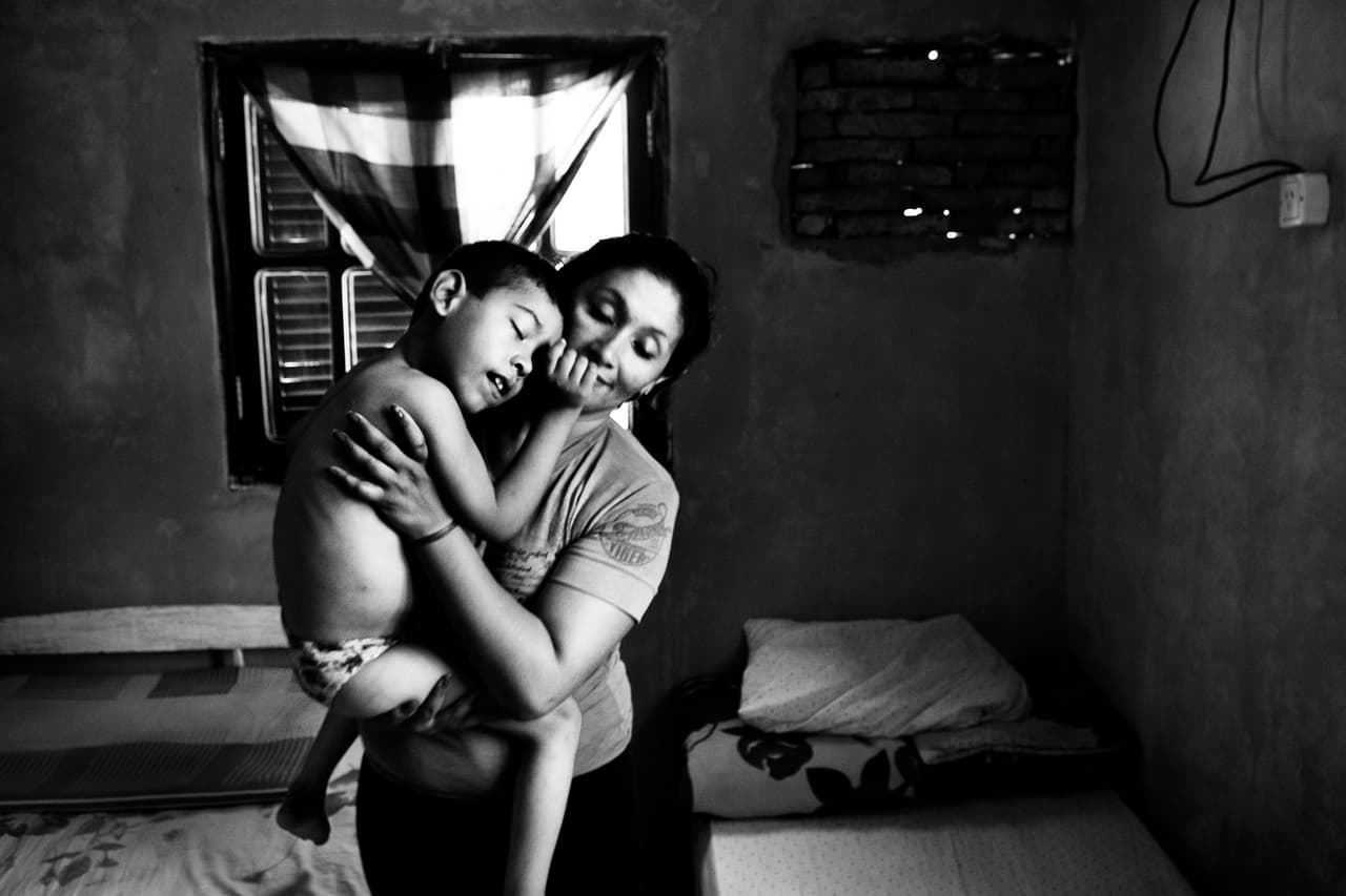 Avia Terai es una ciudad de cinco mil habitantes en el centro geográfico del Chaco. La ciudad está literalmente rodeada cultivos que son fumigados diez a doce veces al año. Una investigación, auspiciada por el Ministerio de Salud argentino, reveló que las altas tasas de enfermedades como cáncer y otras discapacidades son consecuencia directa del modelo agrícola aplicado en esta y otras ciudades cercanas rodeadas de campos transgénicos. .