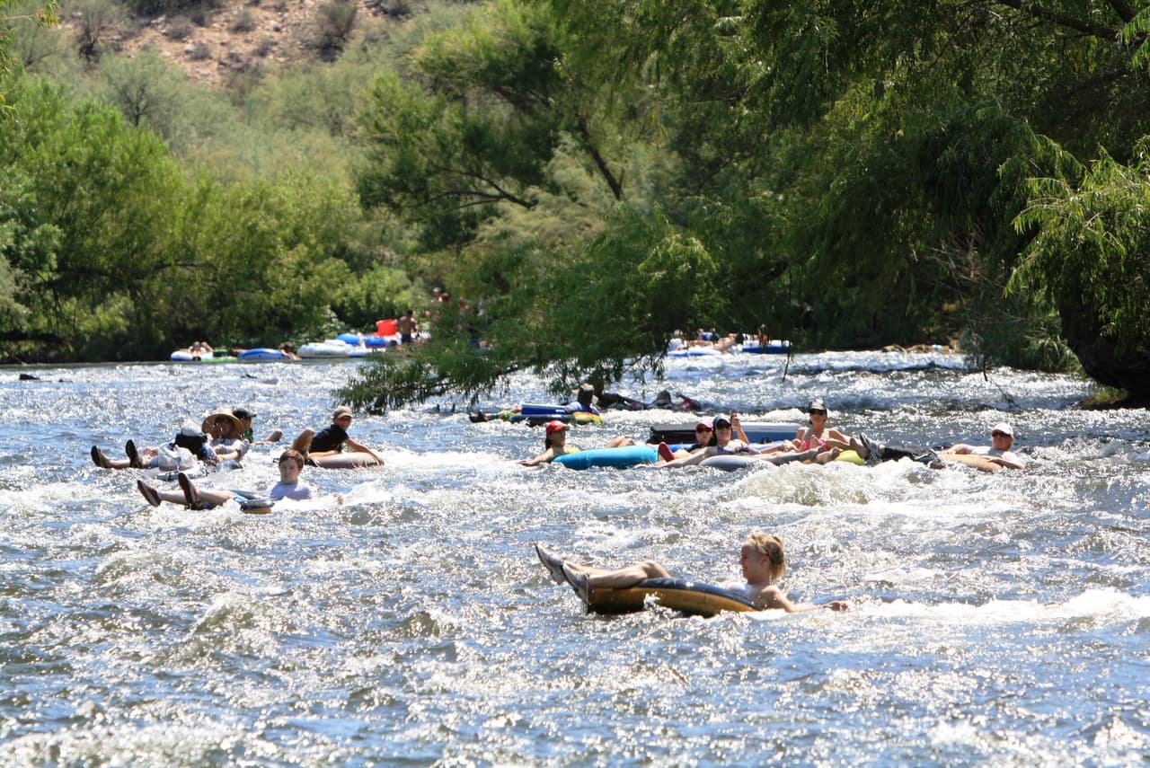 Si quieres escaparte del calor pero disfrutar al aire libre, lánzate en llanta en el río Salt, a menos de una hora de Phoenix.