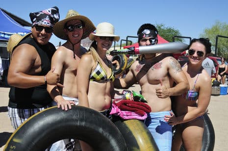 El "Salt River Tubing" está abierto los siete días de la semana de 9:30 a.m. a 6:30 p.m.
