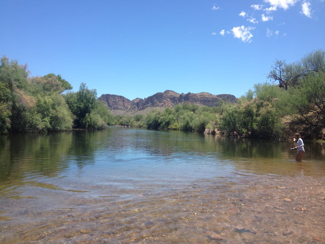 Se recomienda llevar zapatos de goma para protegerse de las rocas, protector solar, gorra, y mucha agua para mantenerse hidratado.