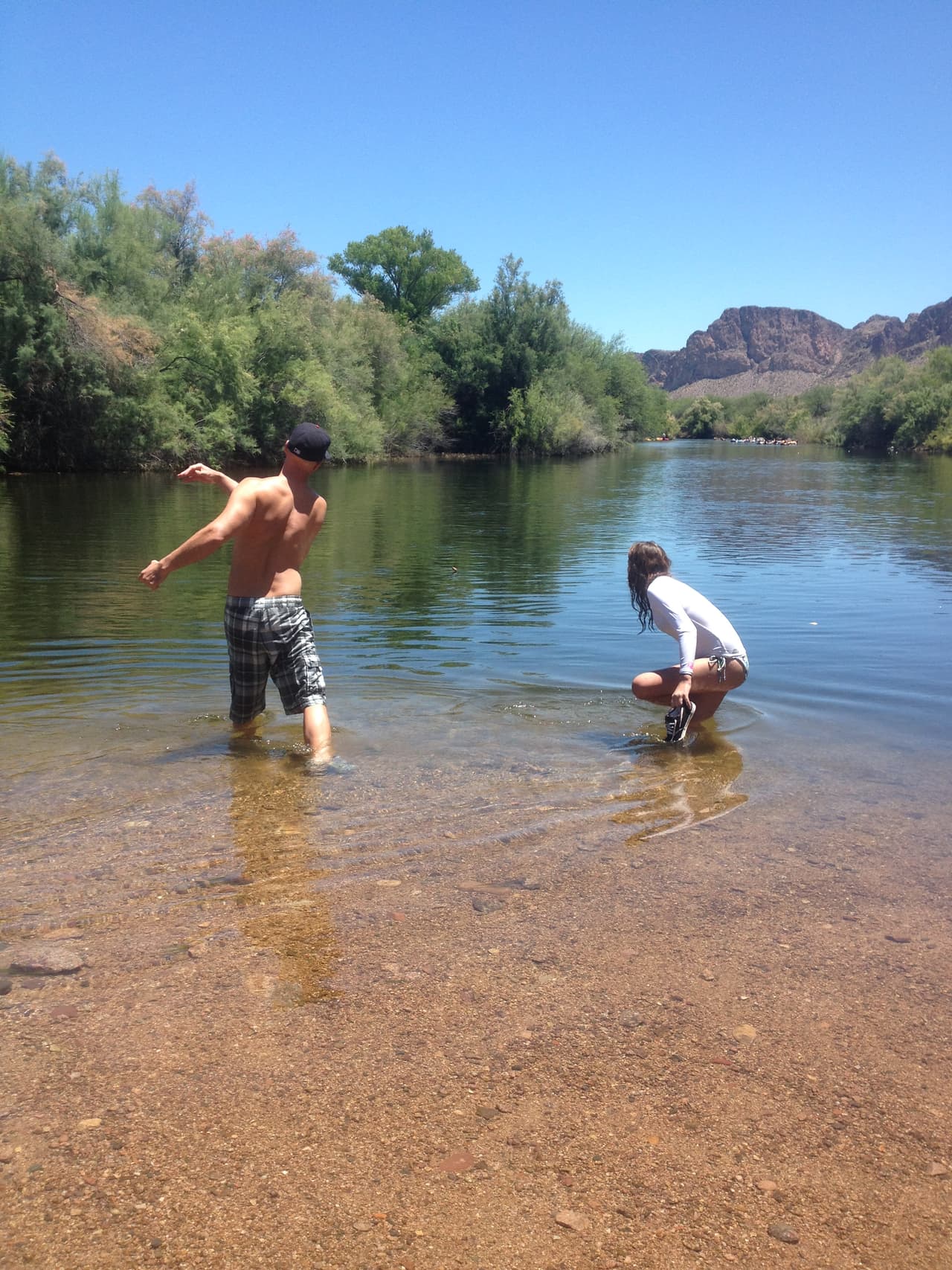 Además de disfrutar de los rápidos, puedes salir a un lado del río a relajarte o hacer picnic.