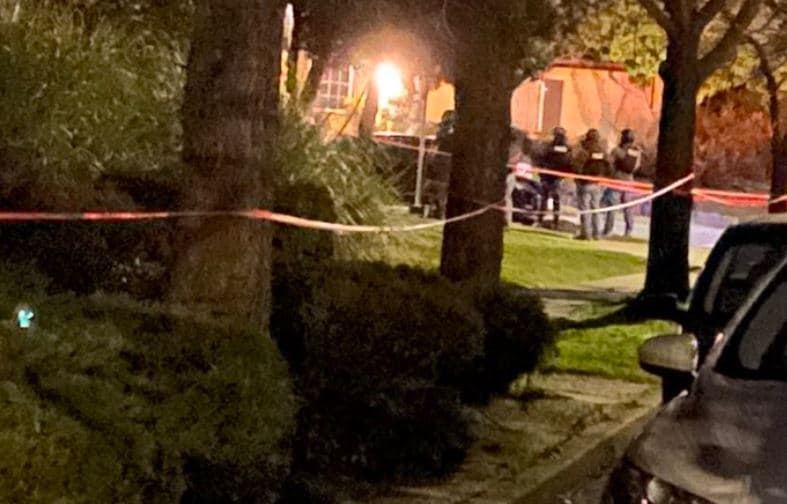 Los oficiales también usaron un megáfono para ordenar a las personas que salieran de una vivienda.