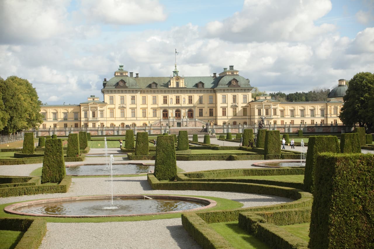 Palacio de Drottningholm 
<br> En los jardínes barrocos y chinos se puede ver pasear al monarca Carlos XVI Gustavo de Suecia, a las afueras de Estocolmo. ¡Es la residencia oficial que se culminó en el año 1590!