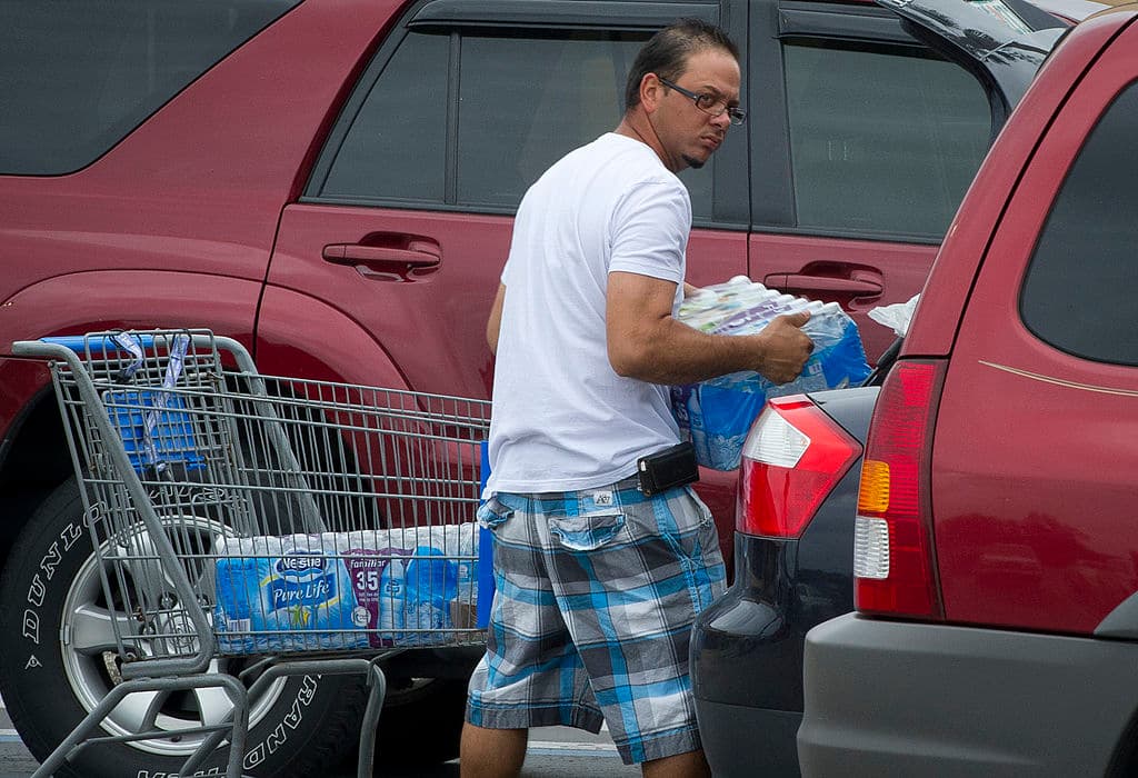 Árboles de Navidad, ropa deportiva, papel de inodoro y agua embotellada también hacen parte de los productos que debido a las condiciones climáticas y la congestión en los puertos, se han visto afectos.