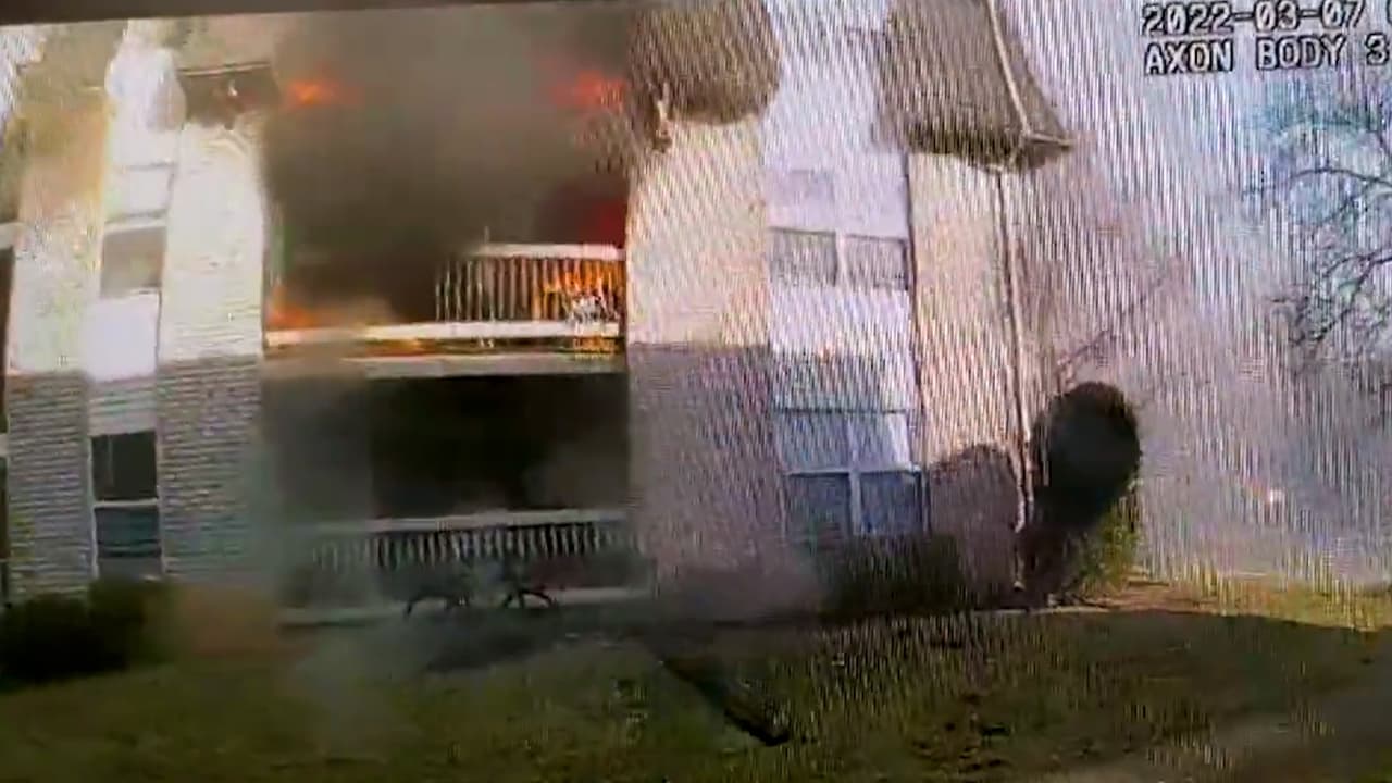 Padre desesperado lanza a su hijo de un segundo piso para salvarlo de un incendio