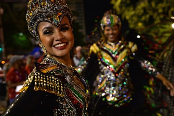 En Brasil, la agrupación Imperio da Tijuca, con una presentación en la que exalta la percusión africana, abrió el primer día de desfiles.