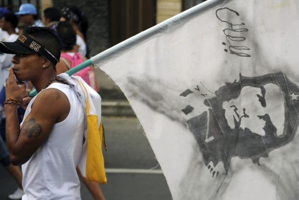 El motivo de la manifestación también apuntó al asesinato de un rapero el fin de semana. Con respecto al incidente, Jason Castaño, vocalista del grupo rapero C-15 dijo 'con esta marcha pacífica pretendemos: uno, civilizar los espacios de vida que tiene la ciudad; dos, honrar la memoria...a todos nuestros muertos y tres, exigir protección, respeto a la vida de los jóvenes de Medellín'.