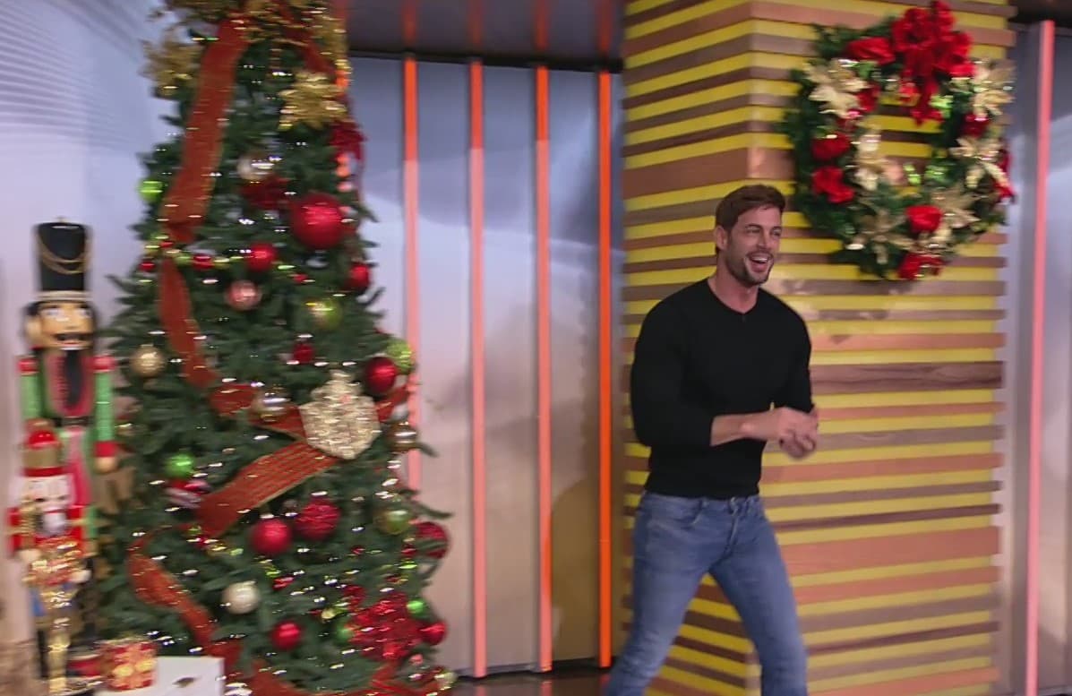 Levy llegó al set con una gran sonrisa para los televidentes hispanos y para nuestros conductores, quienes ya lo esperaban con los brazos abiertos.